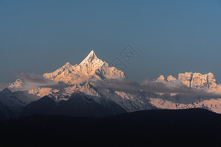 梅里雪山日照金山背景图片