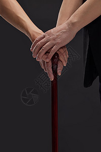 关爱老人手部搀扶拐杖特写背景图片