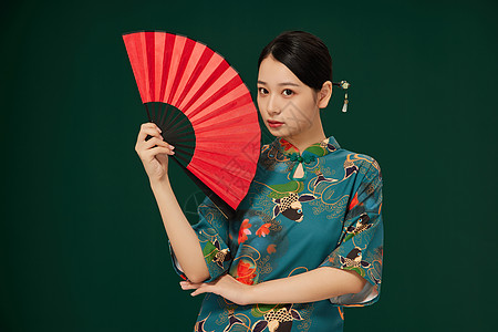 流行歌舞国潮旗袍美女拿着扇子背景
