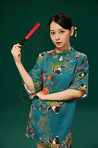 中式扇子国潮旗袍美女拿着扇子背景