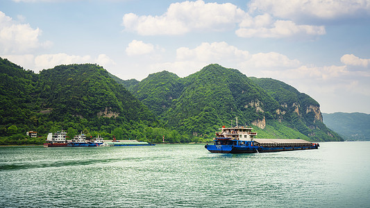 湖北宜昌长江三峡西陵峡景区三游洞游船高清图片