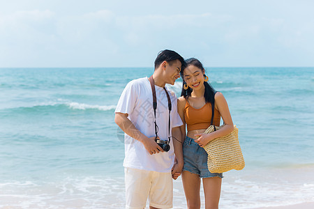 夏日情侣海边沙滩散步图片