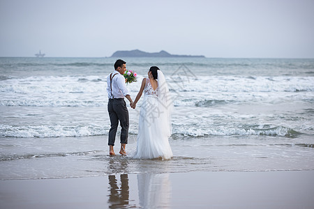 沙滩美女夏日海边青年情侣婚纱照背景