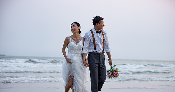 海边美女夏日海边青年情侣婚纱照背景