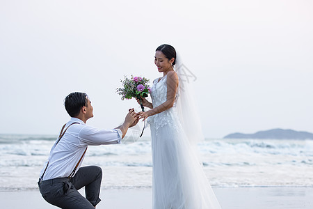 沙滩美女夏日海边青年情侣婚纱照背景