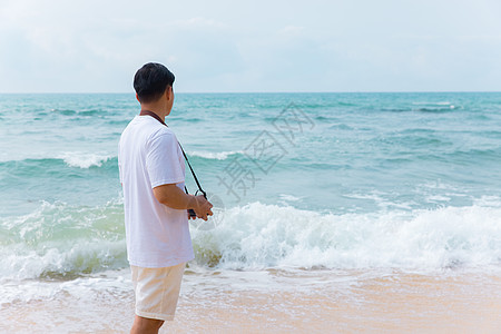 夏日海滩海边沙滩青年男性旅行散步看海背影背景