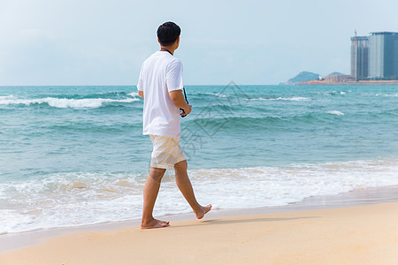 海边沙滩青年男性旅行散步背影背景