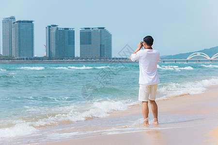 海滩背影海边沙滩青年男性旅行散步背影背景