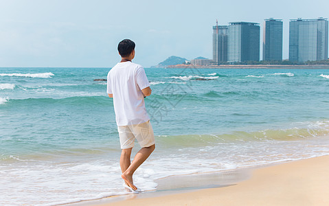 大海,人海边沙滩青年男性旅行散步背影背景