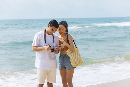 夏日情侣海边沙滩散步图片