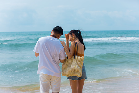 夏日情侣海边沙滩散步图片