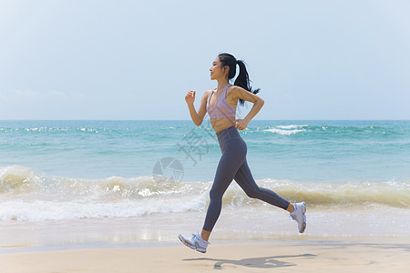 有氧运动夏日海边沙滩女性运动跑步背景