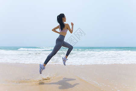 运动青年夏日海边沙滩女性运动跑步背景