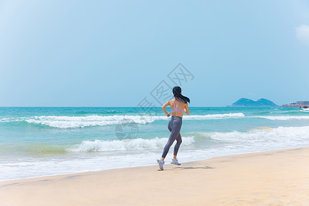 夏日海边沙滩女性运动跑步图片