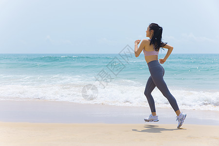 夏日海边沙滩女性运动跑步图片