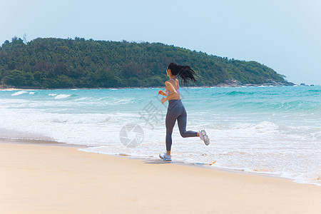 夏日海边沙滩女性运动跑步图片