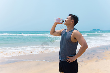 海边沙滩青年男性健身运动背景