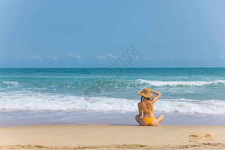 夏日海边沙滩上的比基尼美女背影图片