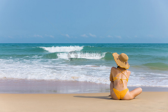 夏日海边沙滩上的比基尼美女背影图片