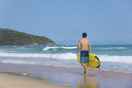 男生旅行中的背影海边沙滩裤青年男性拿冲浪板背影背景