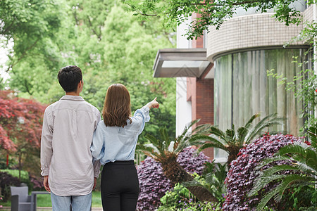 精装房新婚夫妻买房购房入住新家背影背景