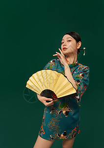 绿色雨伞国潮旗袍美女举着扇子背景
