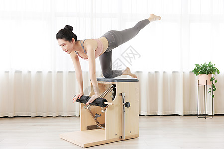瑜伽锻炼女孩瑜伽女孩普拉提稳踏椅训练背景