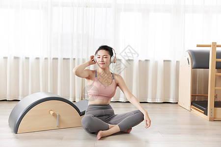 女性瑜伽休息听音乐背景图片