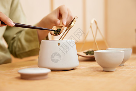 茶道茶艺美女盛筛茶叶特写图片