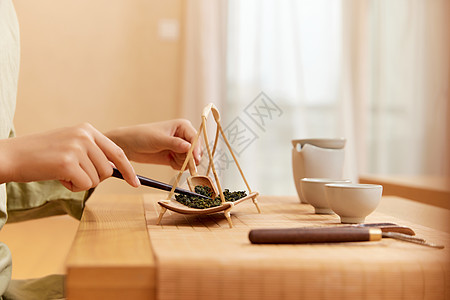 旗袍特写茶道茶艺美女盛筛茶叶特写背景