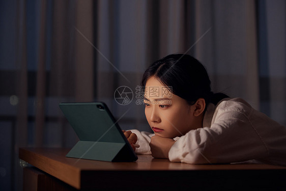 职场女性居家工作压力深夜加班图片