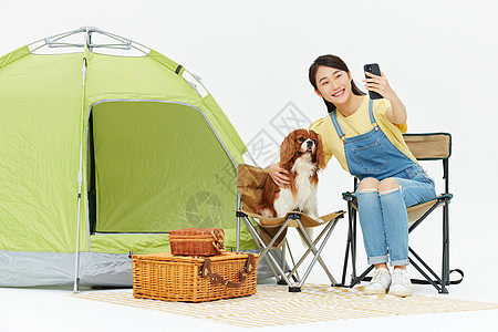 户外野餐与宠物狗露营照片的甜美女孩背景