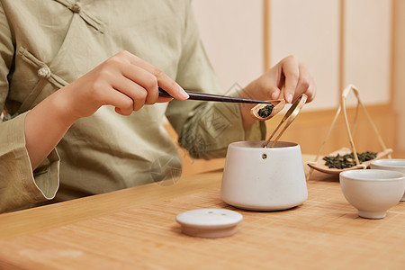 茶道茶艺美女倒茶叶特写高清图片