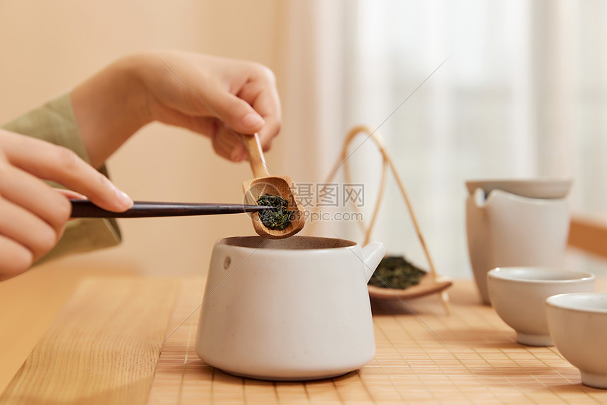 茶道茶艺美女倒茶叶特写图片