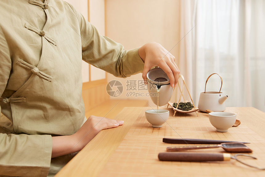 茶道茶艺美女倒茶水图片