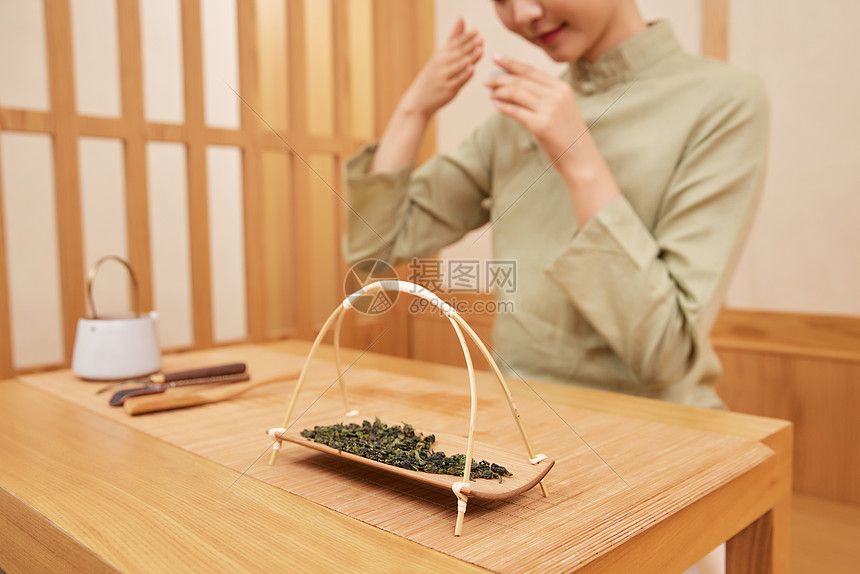 茶道茶艺美女沏茶闻茶香特写图片