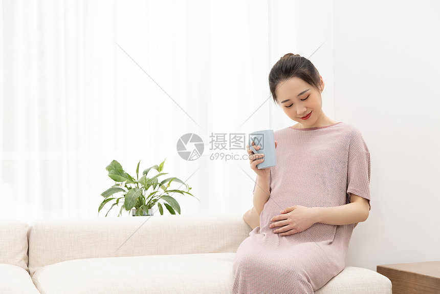 孕妇沙发上喝水居家生活图片