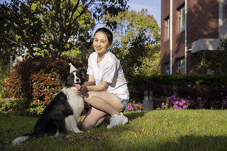 美女主人园区户外宠物生活图片