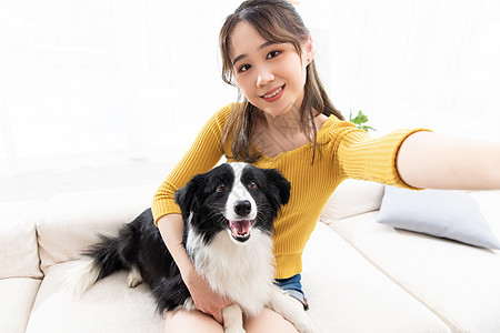 美女和宠物牧羊犬自拍图片