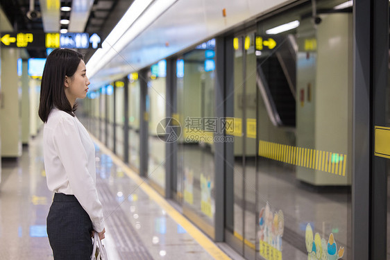 乘坐地铁下班的女性图片