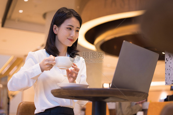 在咖啡厅办公的职业女性喝咖啡图片