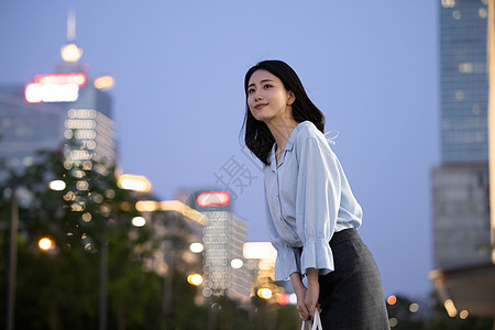 职业人物夜晚下班打车的女性背景