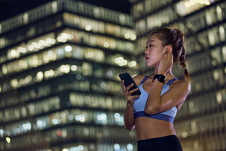 夜跑城市户外美女戴耳机图片