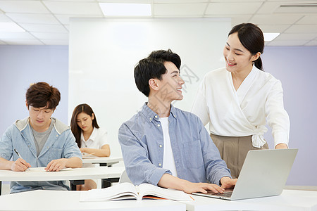 成人教育补习班老师辅导学生图片