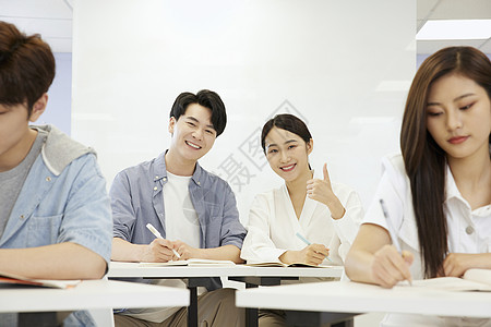 成人补习班认真学习的学生们点赞图片