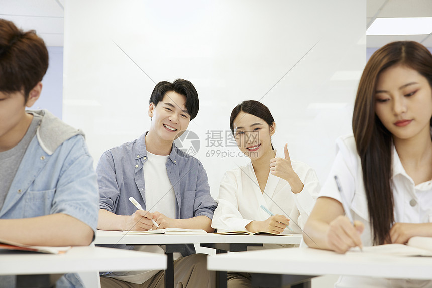 成人补习班认真学习的学生们点赞图片