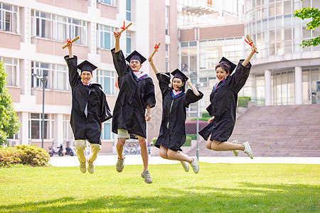 学士服跳跃学生年轻大学同学拍毕业照背景