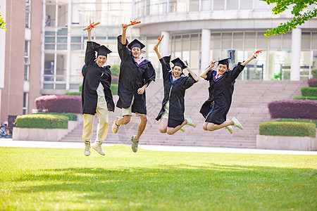 学士服跳跃学生年轻大学同学拍毕业照背景