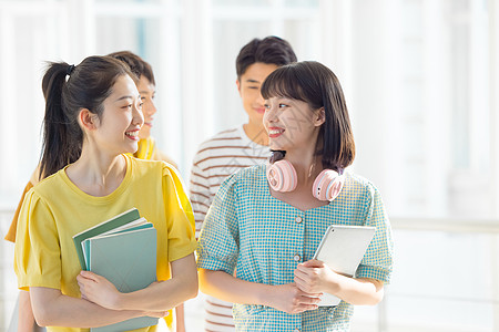 大学生交流年轻大学生一起下课背景