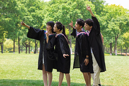 年轻大学生毕业合照形象图片